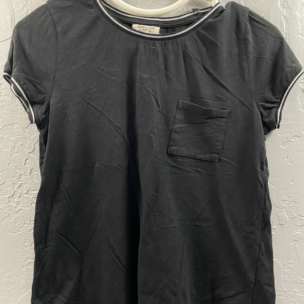 Black crop top tee